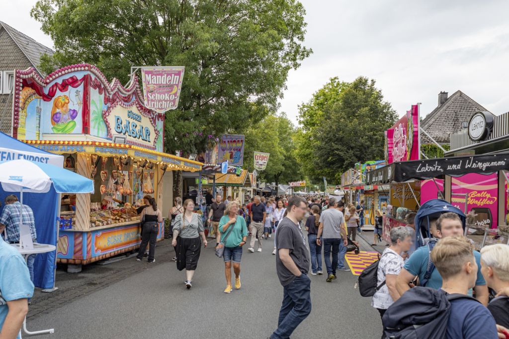 Entlang der Hauptstraße stehen unzählige Stände. • © ummet-eck.de