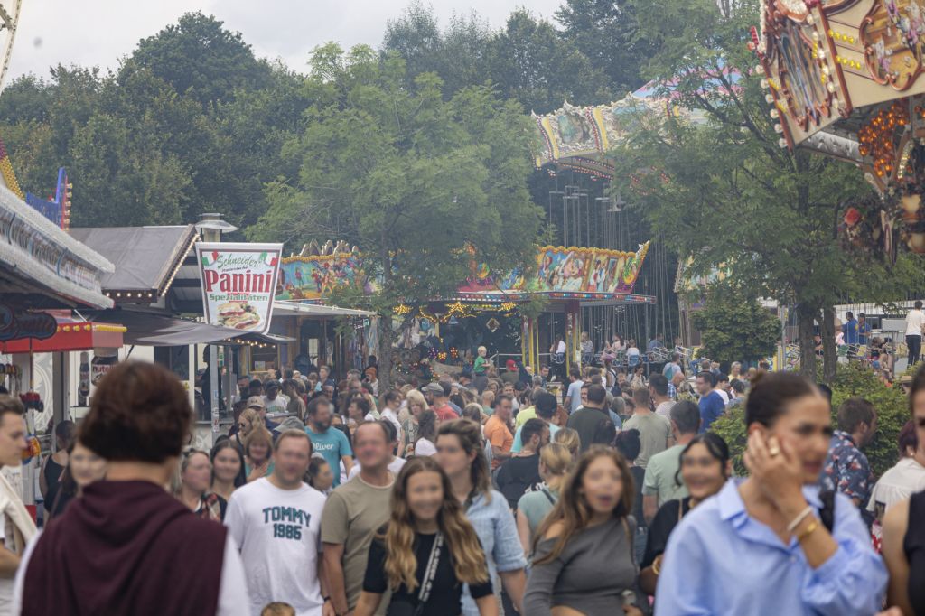 Am Samstag Nachmittag (17. August 2024) füllte sich die Sauerländer Kirmes mit jeder Minute mehr. • © ummet-eck.de