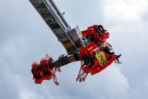 Propeller (Ordelman) - Thrill Ride auf der Kirmes - Die Gondeln für insgesamt 12 Personen sind in drei achsen drehbar: Die große Achse bewegt den gesamten Arm, eine horizontale Achse dreht die Sitzgondeln und jede einzelne der drei Gondeln kann dann noch einmal vertikal gedreht werden.  • © ummeteck.de - Christian Schön