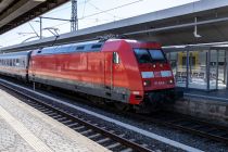 Am 19. März 2022 hielt die Lok 101 104-8 mit einem IC1 im Messebahnhof Köln - Deutz. • © ummet-eck.de / christian schön