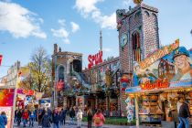 Um die 400 Schausteller prägen das Bild der riesigen Kirmes, welche jährlich bis zu einer Million (!) Besucher anzieht.  • © ummeteck.de - Christian Schön