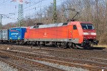 Am 11. März 2022 fährt der Siemens Eurosprinter 152 046-9 fährt mit einem Containerzug am Bahnhof Köln Gremberg vorbei.  • © ummet-eck.de / christian schön