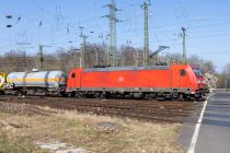 In Köln Gremberg fuhr die Lok 185 222-7 gerade über den Bahnübergang vor dem Güterbahnhof. • © ummet-eck.de / christian schön