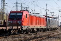 Trittbrettfahrer - Am 11. März 2022 wurde die Lok 187 116-9 von einer 189er der MCRE in den Güterbahnhof Köln Gremberg gefahren. • © ummet-eck.de / christian schön