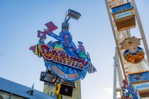 Mr. Gravity und das Riesenrad stehen nah zusammen. • © ummeteck.de - Christian Schön