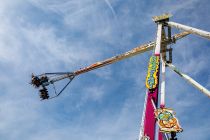 Infinity (Hoefnagels/Denies) - Fahrgeschäft auf der Kirmes - Infinity stammt vom niederländischen Hersteller KMG und ist die größte Version der Überkopf-fähigen Riesenschaukel.  • © ummeteck.de - Christian Schön