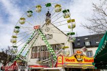 Frühlingsmarkt 2023 - Attendorn - Riesenrad - Ein besonderes Highlight für echte Kirmesliebhaber: Zum ersten Mal steht auf dem Rathausplatz ein Riesenrad, das eine tolle Aussicht über die Stadt verspricht.  • © ummet-eck.de - Silke Schön