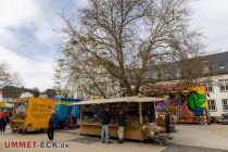 Frühlingsmarkt 2023 - Attendorn - Rathausplatz - Am Samstag, 22. April 2023, öffnet dann der Frühlingsmarkt von 11 Uhr bis 18 Uhr. Zunächst findet auf dem Rathausplatz der Attendorner Wochenmarkt statt und lädt zum „Treffen, Kaufen und Klönen“ ein, bis dort anschließend Kirmesstände und Fahrgeschäfte für die Kinder aufgebaut werden.  • © ummet-eck.de - Silke Schön