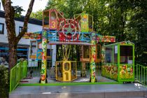 Mini Wheel - Kinderriesenrad - ... ein Kinder-Riesenrad. Auf der Bahnhofstraße gibt es ansonsten nur Wurf- und Imbissbuden • © ummet-eck.de / christian schön