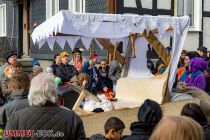 Altweiberumzug Drolshagen 2023 - Karneval Kreis Olpe - Da hat jemand Fred & Wilma das Auto gemopst. • © ummeteck.de - Silke Schön