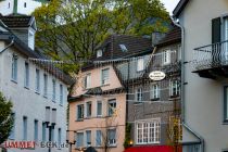 Die Innenstadt rund um den Alten Markt ist gesäumt von Ständen und weihnachtlicher Beleuchtung. • © 