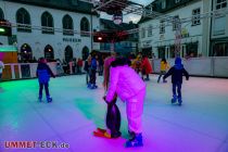 Martini-Markt in Attendorn - Auf dem Alten Markt sorgt die Eisbahn für viel Spaß. Ein Schlittschuhverleih war vor Ort.  • © 