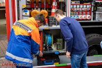 Die Jugendfeuerwehr konnte den Gästen bereits einiges erklären. • © ummet-eck.de - Christian Schön