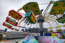 Taifun (Weisbrod) - Fahrgeschäft auf der Kirmes - Das Fahrgeschäft Taifun gehört zum Schaustellerbetrieb von Oliver Weisbrod aus Neuwied.  • © ummet-eck.de - Silke Schön