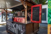 Auf der Straße Eich findest Du auch diesen Stand. Relativ selten auf Veranstaltungen sieht man sein kulinarische Angebot: <strong>Arancini</strong> sind italienische frittierte Reisbällchen, zum Beispiel gefüllt mit Bolognese-Sauce (mit Möhren!) oder Spinat und Käse. Die Herstellung ist recht aufwändig. Sie werden vor Ort frisch frittiert, so dass sie bei Verzehr knusprig und seeehr lecker sind. Ein Arancini kostet 4,50 €. <strong>Unser Redaktionstipp!</strong> • © ummet-eck.de