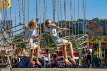 Herbstkirmes 2024 - Wermelskirchen - Bilder Lochesplatz - ... oder eine Runde auf dem Kettenflieger. • © ummet-eck.de