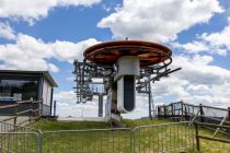 Die Osthang-Sesselbahn kann im Sommer leider nicht genutzt werden. Hier die Bergstation. • © ummet-eck.de / christian schön