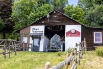 Bergstation des Schlepplifts Obere Postwiese im Sommer. Drinnen ist eine der Schneekanonen von Technoalpin geparkt. • © ummet-eck.de / christian schön