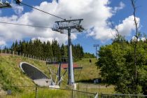 Seit 2019 geht es im Winter auch vom Parkplatz P5 komfortabel auf den Bremberg. Die 6er Sesselbahn ersetzte in dem Jahr den betagten Schlepplift. • © ummet-eck.de / christian schön