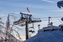 Schon tief verschneit fuhr die Sesselbahn Kappe im Dezember 2022. Direkt am Bobhaus aufgenommen. • © ummet-eck.de / christian schön