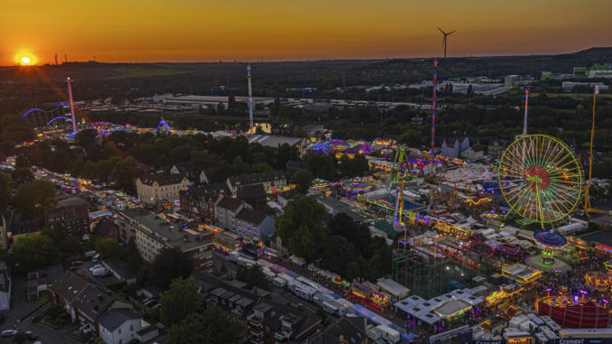 Der Kirmesplatz in Crange im Licht der untergehenden Sonne. Vom 1. bis zum 10. August zählte der Veranstalter ca. 3,7 Mio. Besucherinnen und Besucher auf dem Volksfest. Die Prognose bis Sonntagabend um 24 Uhr liegt bei ca. 4,2 Mio. Gästen. // Foto: Markus Reddig, Stadtmarketing Herne