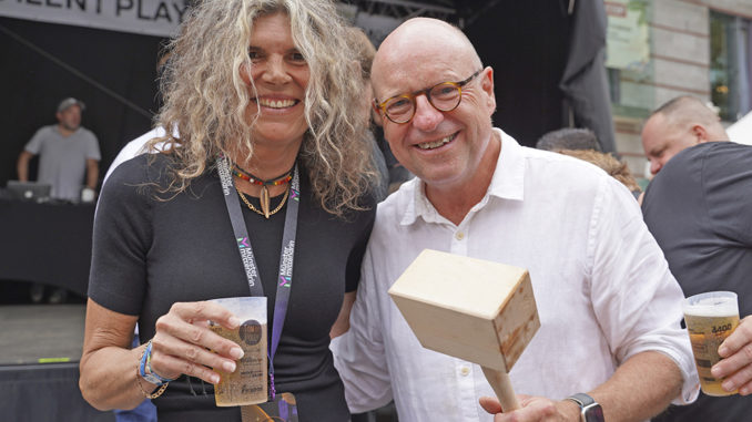 Ana Voogd, Geschäftsführerin der „Münster Mittendrin“ GmbH, und Oberbürgermeister Markus Lewe eröffneten das Stadtfest „Münster Mittendrin“ auf dem Stubengassenplatz. //Foto: Stadt Münster