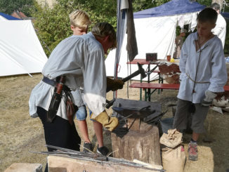 "Altes Handwerk neu entdecken" wird beim Aktionswochenende am 31. August und 1. September in der Plettenberger Altstadt zum Beispiel bei der Mitmach-Schmiede möglich. // Foto: Detlef Krüger / Märkischer Kreis