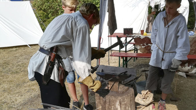 "Altes Handwerk neu entdecken" wird beim Aktionswochenende am 31. August und 1. September in der Plettenberger Altstadt zum Beispiel bei der Mitmach-Schmiede möglich. // Foto: Detlef Krüger / Märkischer Kreis