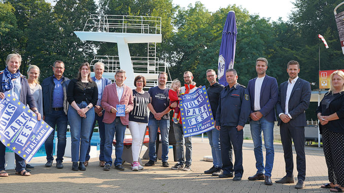 Bürgermeister Werner Arndt freut sich gemeinsam mit dem Organisationsteam sowie den Sponsoren und Ausstellern auf das 32. VolksParkFest. // Foto: Marl / Pressestelle