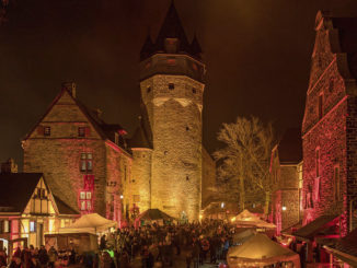 Beim Winter-Spektakulum am ersten Adventswochende erstrahlt die Burg Altena in warmen Farben. Viel Musik, Straßenkünstler und Walk-Acts, Geschichtenerzähler und Feuershows werden über die drei Veranstaltungstage geboten. // Foto: Stephan Sensen/Märkischer Kreis